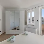 Beachfront Betty - Happy Apartamento *