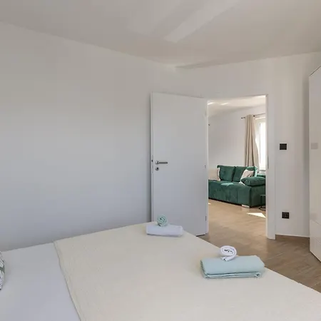 Beachfront Betty - Happy Vrbnik (Primorje-Gorski Kotar)