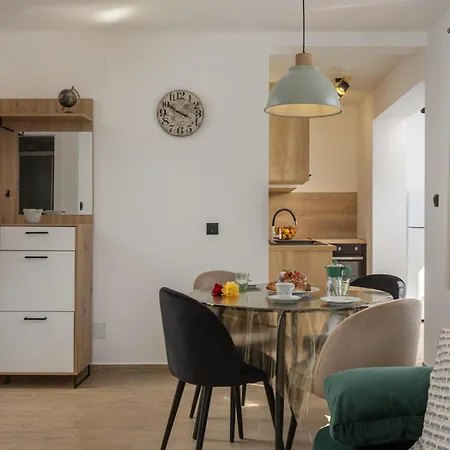 Beachfront Betty - Happy Apartman Vrbnik (Primorje-Gorski Kotar)