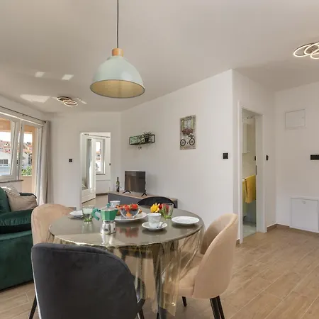 Betty Sea View Apartment With Balcony - Happy Rentals