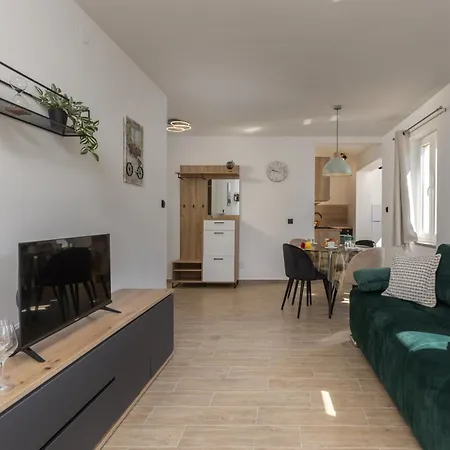 Betty Sea View Apartment With Balcony - Happy Rentals