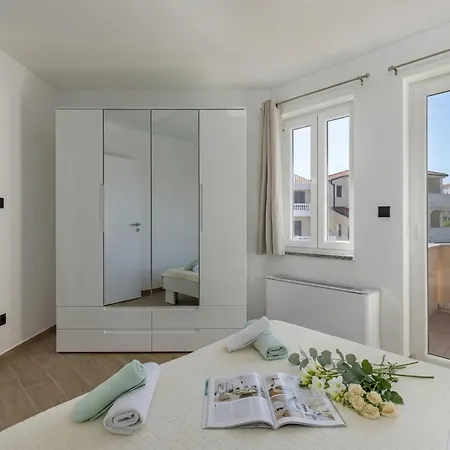 Betty Sea View Apartment With Balcony - Happy Rentals Vrbnik (Primorje-Gorski Kotar)