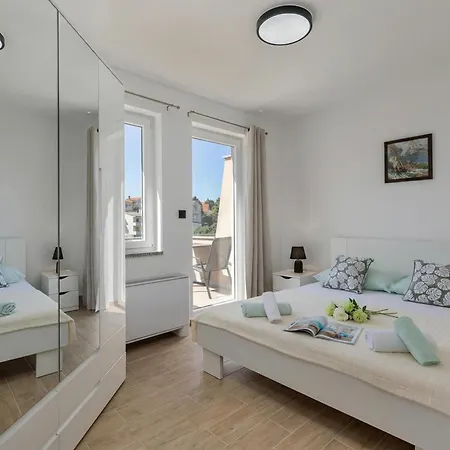 Betty Sea View With Balcony - Happy