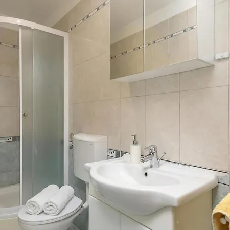 Betty Sea View Apartment With Balcony - Happy Rentals Apartamento Vrbnik (Primorje-Gorski Kotar)