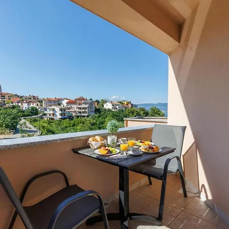 Betty Sea View Apartment With Balcony - Happy Rentals *