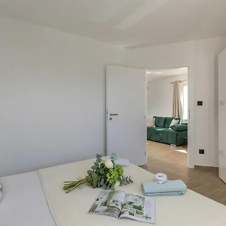 Betty Sea View Apartment With Balcony - Happy Rentals Apartamento Vrbnik (Primorje-Gorski Kotar)